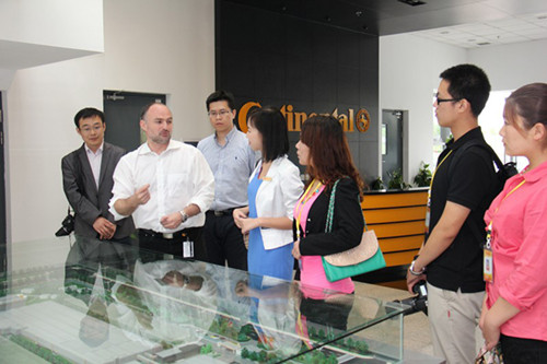 Michael Egner (second left), general manager of Continental Tires Hefei Co Ltd, speaks with visitors at the company's office in Hefei. [Zhou Shenghua/For China Daily]