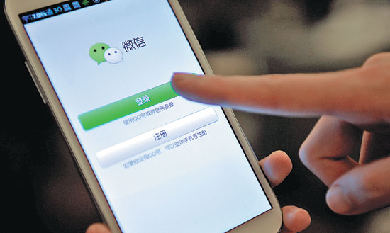 A user logs on to the WeChat service on a smartphone in Boao, Hainan province. Tencent Holdings Ltd has started to provide online payment services through the social networking and messaging service. (Xinhua photo)