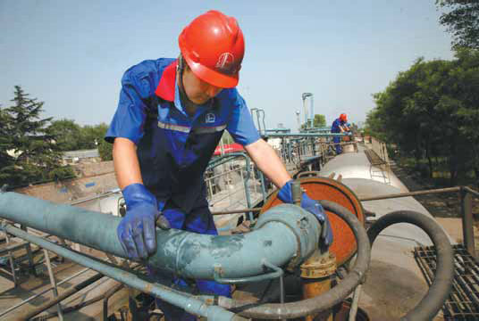 A worker checks a pipeline at an oil depot of Sinopec Group in Pingdingshan, Henan province. An official from the group said it is holding talks with Iceland over oil exploration in the Arctic. (Wang Shuangzheng/China Daily)