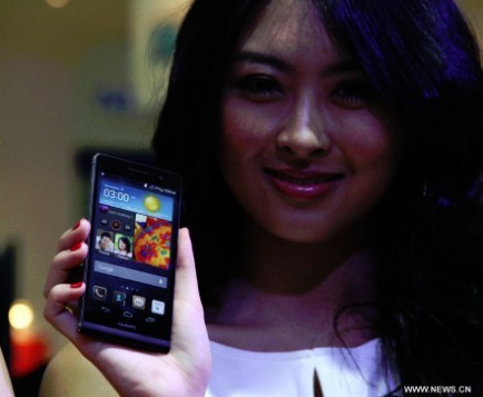 A model shows Huawei Ascend P6 smartphone at Huawei's booth during the CommunicAsia in Singapore, on June 19, 2013. International telecommunications giant Huawei unveiled its latest flagship device Ascend P6 in Singapore on Wednesday, marketing it as the thinnest smartphone in the world. [Photo/Xinhua] 