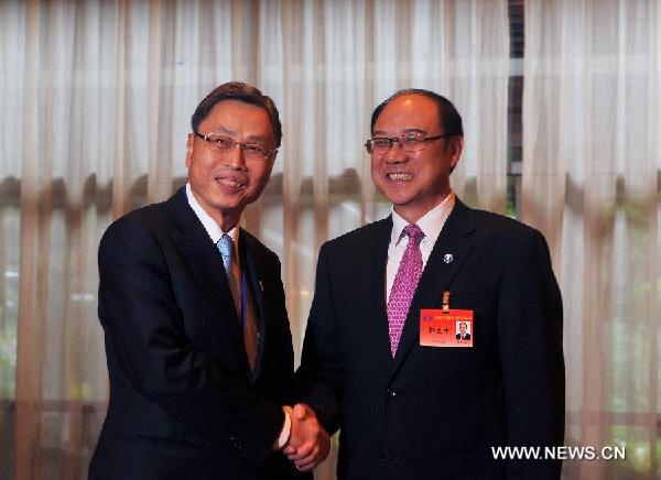 Chinese mainland's Association for Relations Across the Taiwan Straits (ARATS) Executive Vice President Zheng Lizhong (R) and Taiwan-based Straits Exchange Foundation (SEF) Vice Chairman Kao Koong-lian shake hands before a consultation in Shanghai, east China, June 20, 2013. Zheng and Kao co-chaired the preliminary consultation of the ninth round of talks between chief negotiators from the Chinese mainland and Taiwan in Shanghai Thursday afternoon. (Xinhua/Chen Yehua) 