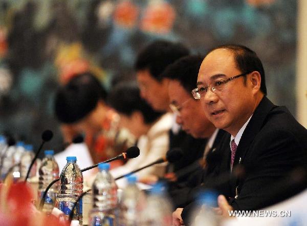 Chinese mainland's Association for Relations Across the Taiwan Straits (ARATS) Executive Vice President Zheng Lizhong (1st R) speaks at a consultation in Shanghai, east China, June 20, 2013.(Xinhua/Chen Yehua) 