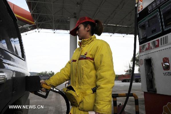 A worker fills up a vehicle at a gas station in Guyuan of northwest China's Ningxia Hui Autonomous Region, June 21, 2013. The retail price of gasoline and diesel oil in China will be raised by 100 Yuan (16.3 U.S.dollars) and 95 Yuan (15.485 U.S.dollars) per tonne respectively starting June 22. (Xinhua/Li Ran)