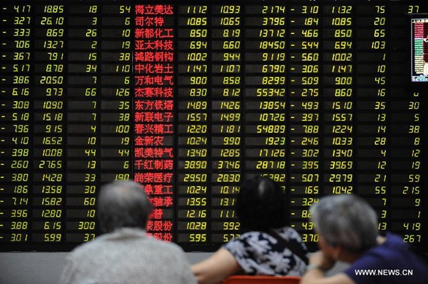 Investors are seen at a trading hall of a securities firm in Hangzhou, capital of east China's Zhejiang Province, June 24, 2013. Chinese shares plunged on Monday and closed below a key psychological mark over worries about the liquidity crunch in the financial system and subdued strength in the world's second largest economy. The benchmark Shanghai Composite Index tumbled 5.3 percent to end at 1,963.24, the lowest point in nearly seven months, while the Shenzhen Component Index pummeled 6.73 percent to 7,588.52. (Xinhua/Ju Huanzong) 