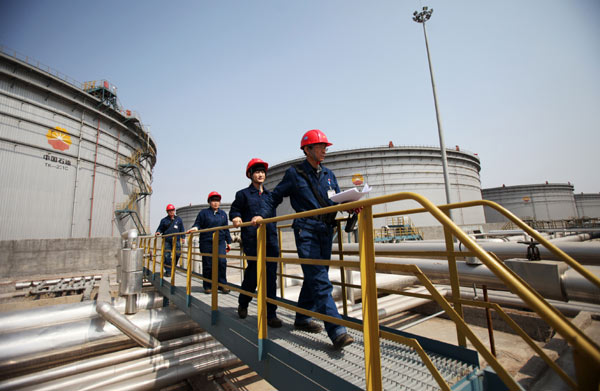 Workers at China National Petroleum Corp's facility in Tianjin. [Photo/Provided to China Daily]