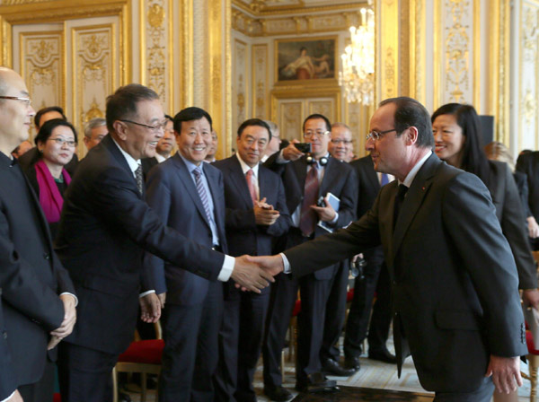 French President Hollande shakes hands with Liu Chuanzhi, founder of Chinese PC maker Lenovo Group, who leads the visiting delegation of China Entrepreneur Club at the Elysee Palace. [Photo/Xinhua]