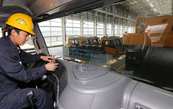 The revenue of the Chinese construction machinery industry was 562.6 billion yuan ($91.81 billion) last year, a rise of 2.98 percent from 2011, according to data compiled by the China Construction Machinery magazine. [Photo/Provided to China Daily]