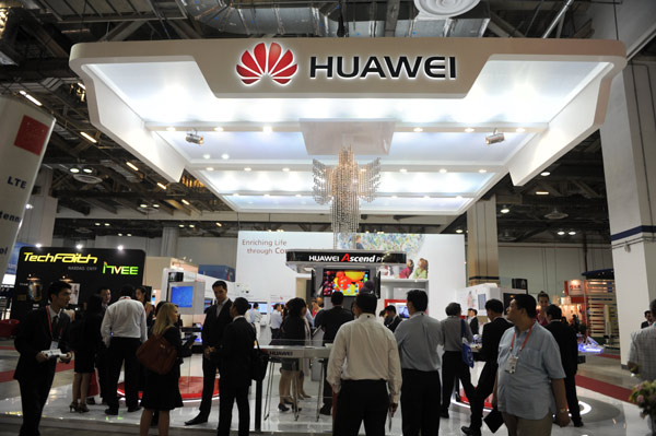 Visitors gather at the Huawei booth during the CommunicAsia telecom expo in Singapore. [Photo/Agencies]