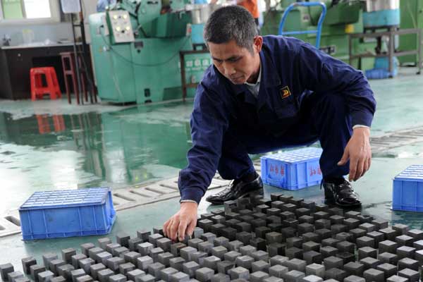A worker dries neodymium iron, a kind of rare earth, at Jiangxi Leiyuan Magnet Material Co Ltd in Ganzhou, Jiangxi province. Ganzhou is one of China's major mining centers for these elements. ZHOU KE/XINHUA