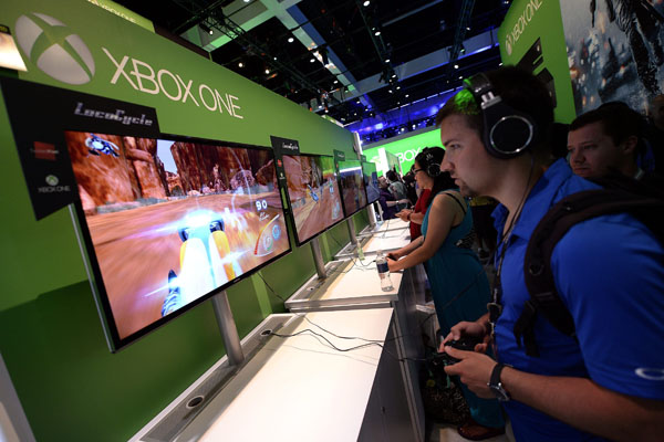 An attendee plays the Xbox One game LocoCycle at the E3 (Electronic Entertainment Expo) in Los Angeles on June 12. Major game console vendors across the world made several attempts but failed to find a way to enter the Chinese mainland market officially.