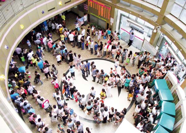 People stand in long lines to register at a children's hospital in Nanjing, Jiangsu province, on July 3. [Photo/China Daily]