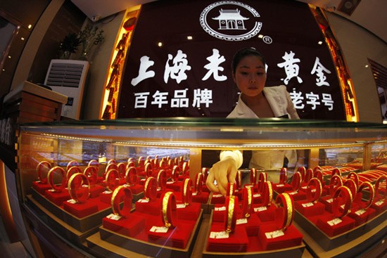 Gold ornaments are arranged for display at a store in Huaibei, Anhui province, July 28. (Photo/Xinhua)