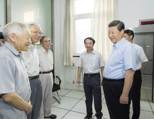 Chinese President Xi Jinping (R front), also general secretary of the Central Committee of the Communist Party of China (CPC) and chairman of the Central Military Commission (CMC), talks with academicians of the Chinese Academy of Sciences (CAS) who participated in the creation of the Beijing Electron Position Collider (BEPC) in Beijing, capital of China, July 17, 2013. (Xinhua/Li Xueren )