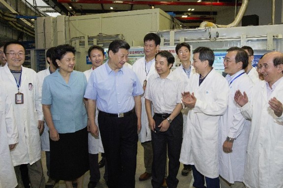 Chinese President Xi Jinping, also general secretary of the Central Committee of the Communist Party of China (CPC) and chairman of the Central Military Commission (CMC), talks with scientists of Beijing Synchrotron Radiation Facility lab in the Chinese Academy of Sciences (CAS) in Beijing, capital of China, July 17, 2013. (Xinhua/Li Xueren)