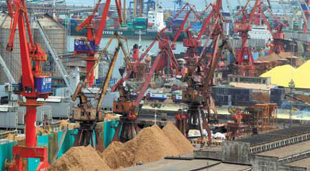 Cranes offload cargo ships at the busy Port of Zhanjiang. Zou Zhongpin/China Daily