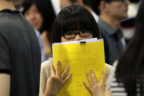Graduates are facing tougher job market in 2013.[Photo/China Daily] 