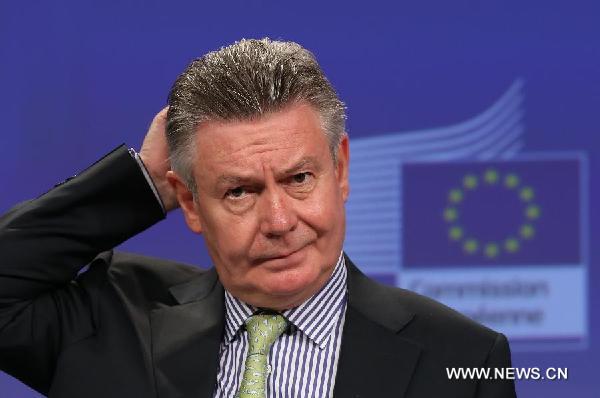 EU Trade Commissioner Karel De Gucht attends a press conference on solar panel dispute between EU and China in Brussels, Belgium, July 29, 2013. The European Union (EU) and Chinese solar panel exporters have agreed to end the trade dispute through setting a minimum export price, Karel de Gucht said Monday. (Xinhua/Gong Bing)