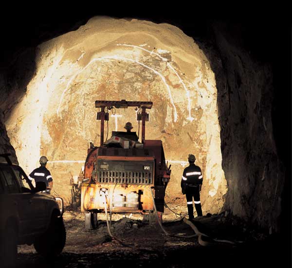 A mobile drill rig digs a tunnel at the Northparkes copper and gold mine owned by Rio Tinto Group in Australia. The group has reached a binding agreement to sell its 80 percent stake in Northparkes to China Molybdenum Co Ltd.Photo provided to china daily
