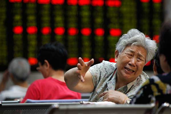 Many individual investors were upset after China's benchmark stock index dropped below the psychologically important 2,000-point mark again on Monday. The Shanghai Composite Index closed at 1,976.31 points, down 1.72 percent from the previous session. DING TING/XINHUA