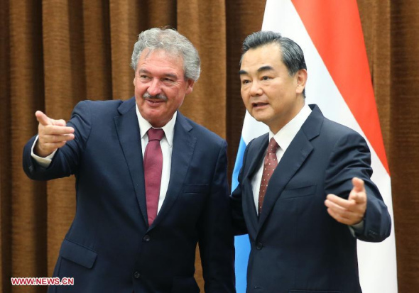 Chinese Foreign Minister Wang Yi (R) meets with Jean Asselborn, vice prime minister and minister of foreign affairs of Luxembourg, during their talks in Beijing, capital of China, July 29, 2013. (Xinhua/Yao Dawei)