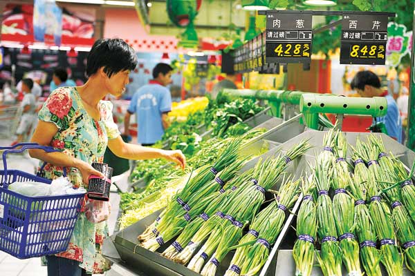 Faced with an economic slowdown, the central government will implement measures to boost consumer spending and push forward the urbanization drive, a top economic official said on Wednesday.[AN XIN/FOR CHINA DAILY]