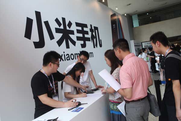 Xiaomi Corp's experience store attracts many visitors at the 2013 Global Mobile Internet Conference on May 7. Xiaomi released the Hongmi smartphone, priced at 799 yuan ($130), at a Beijing news briefing on Wednesday. [Provided to China Daily]