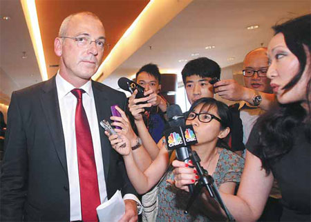 Journalists don't want to let Theo Spierings go after the CEO of New Zealand dairy giant Fonterra held a news conference on its contaminated whey protein concentrate on Monday in Beijing. Chinese producers using the raw materials are recalling affected products. Zou Hong/China Daily