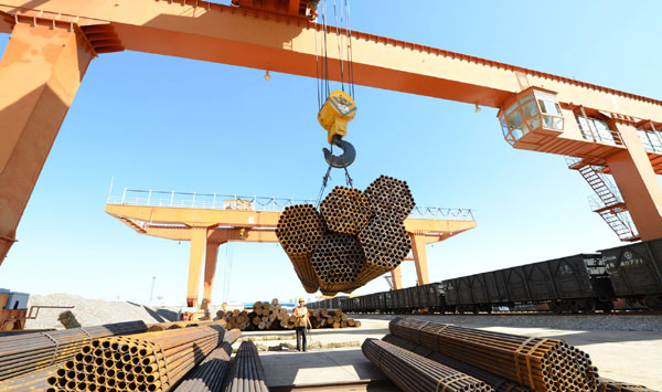 Workers load steel goods at Wangjiaying West Railway Station in Kunming, Yunnan province. Cargo transport reforms have boosted the development of China's logistics industry. Wang Jianyun/for China Daily 