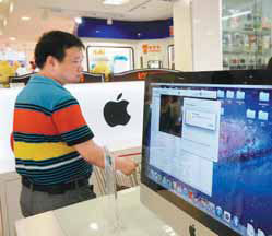 Apple Inc led the global PC market with a shipment of 18.6 million computers in the second quarter of the year, but its global share slid to 17.1 percent. Long Wei/for China Daily