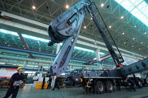 Sany workers debug a giant machine in a Hunan-based plant in central China [Photo/bjreview.com.cn]