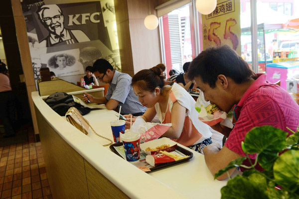Yum! Brands Inc's same-store sales in China declined an estimated 13 percent year-on-year in July, with a 16 percent decrease at KFC and only 3 percent growth at Pizza Hut, Yum! Brands said on Monday. McDonald's Corp also saw a sales decrease in China.Provided to China Daily