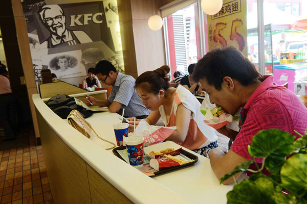 Yum! Brands Inc's same-store sales in China declined an estimated 13 percent year-on-year in July, with a 16 percent decrease at KFC and only 3 percent growth at Pizza Hut, Yum! Brands said on Monday. McDonald's Corp also saw a sales decrease in China.Provided to China Daily