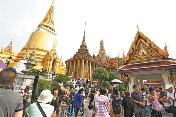 International visitors at the Grand Palace in Bangkok, Thailand, The country experienced a 16-percent year-on-year increase in tourist arrivals in 2012 and also attracted foreign hospitality businesses. [provided to china daily]