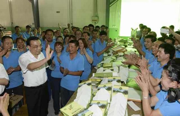 Premier Li Keqiang visits a packaging and color printing company in Lanzhou, Northwest China's Gansu province, Aug 18, 2013. [Photo/China News Service]