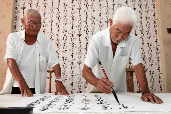 Yu Jinyun, 78, practices calligraphy at a daily care center in Zaozhuang, Shandong province, on Thursday. [Ji Zhe/for China Daily]
