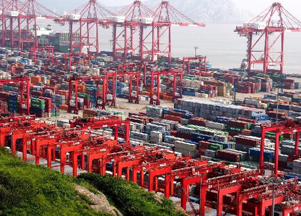 Photo taken on Aug. 15, 2013 shows the Yangshan Free Trade Port Area in Shanghai, east China. (Xinhua/Chen Fei)