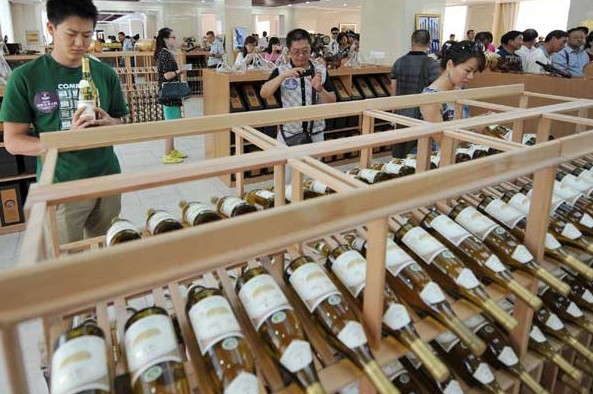 Customers pick wines at a chateau in the Ningxia Hui autonomous region. Changyu has a wide assortment of vineyards in six regions across China, including Ningxia.[provided to China Daily]