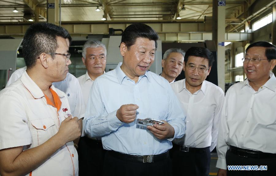 Chinese President Xi Jinping (2nd L, front) visits a company specializing in producing computer numerical control (CNC) machine tools in Shenyang City, capital of northeast China's Liaoning Province, Aug. 30, 2013. Xi took an inspection tour to Liaoning from August 28 to August 31. (Xinhua/Ju Peng)