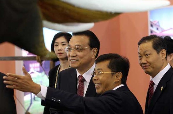 Premier Li Keqiang visits the Thailand hall at the 10th China-ASEAN Expo in Nanning, in the Guangxi Zhuang autonomous region, on Tuesday.[WU ZHIYI/CHINA DAILY]