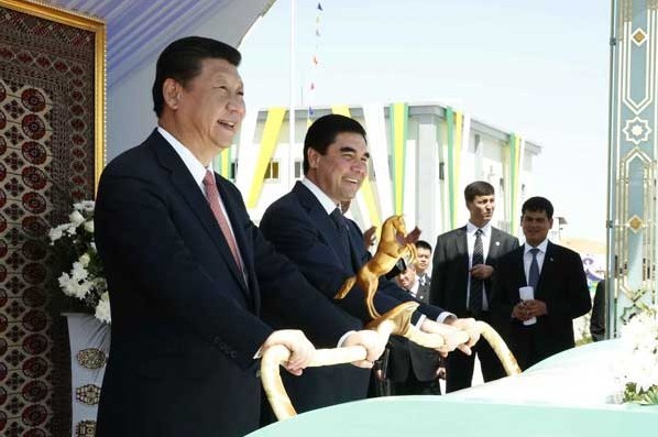 President Xi Jinping and his Turkmen counterpart Gurbanguly Berdymukhamedov attend a ceremony marking the completion of the first phase of the Galkynysh gas field in Mary, Turkmenistan, on Wednesday. The field will supply billions of cubic meters of natural gas a year to China.Ju Peng/Xinhua