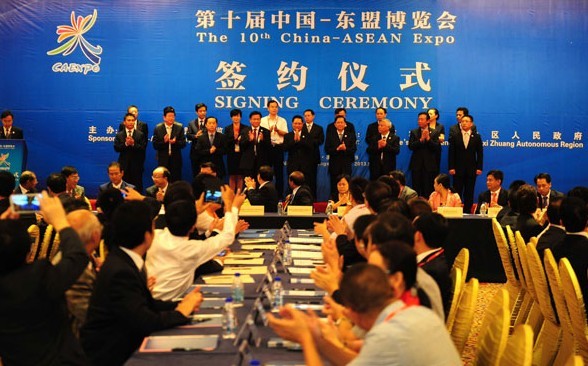 Delegates attend the signing ceremony of the 10th China-ASEAN Expo in Nanning, capital of southwest China's Guangxi Zhuang Autonomous Region, Sept. 4, 2013. [Photo/Xinhua]