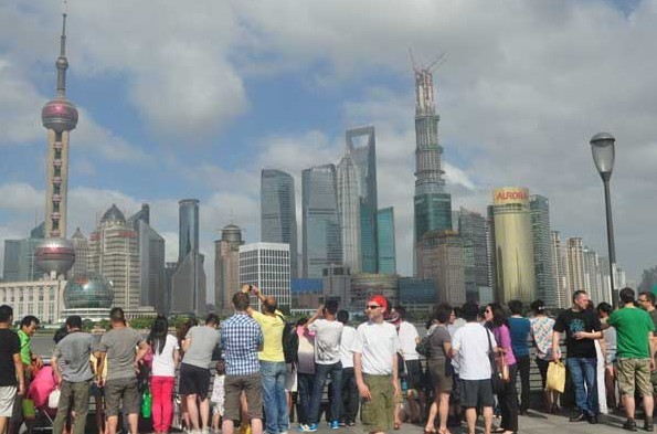 Tourists admire the skyline in Shanghai, which allows foreigners to visit for up to 72 hours without a visa. Since the new policy was implemented in January, some 8,300 foreign transit passengers have made use of the policy, according to the city's border inspection department.Yan Daming/for China Daily