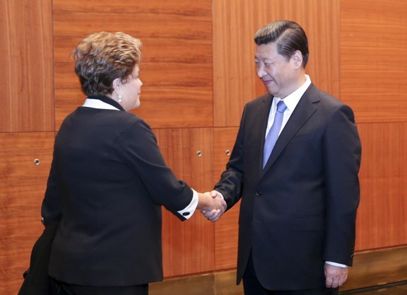 Chinese President Xi Jinping meets his Brazilian counterpart Dilma Rousseff in St. Petersburg, Russia, Sept 5, 2013. [Photo/Xinhua]