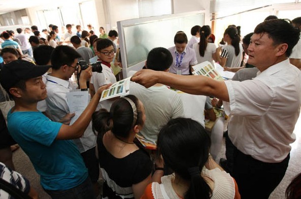 Jobseekers at an employment fair in Mengcheng, Anhui province. A survey has found that the employment outlook is positive in the fourth quarter of this year as the economy recovers.HU WEIGUO / FOR CHINA DAILY