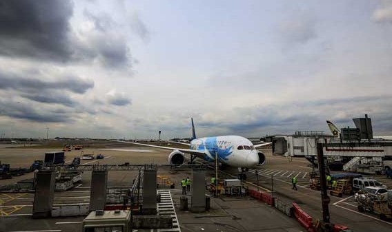 China Southern's Boeing Dreamliner arrives at London Heathrow Airport from Guangzhou on Sept 10, 2013 on its maiden flight. [Xie Songxin/China Daily]