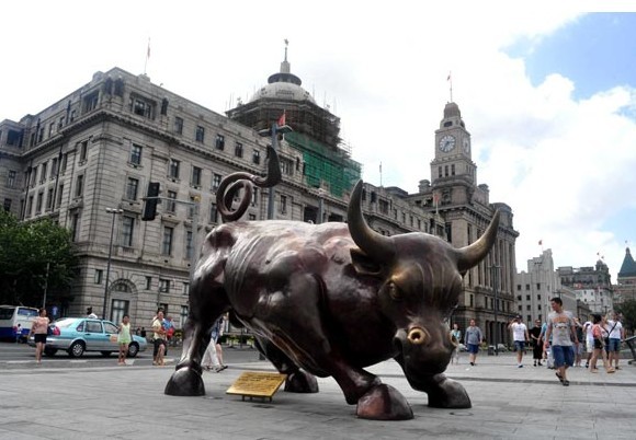 A sculpture of a bull sculpture is seen at Shanghai's financial district.[Photo/China Daily] 
