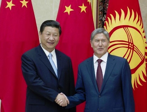 Chinese President Xi Jinping (L) holds talks with his Kyrgyz counterpart Almazbek Atambaev in Bishkek, Kyrgyzstan, Sept. 11, 2013. (Xinhua/Wang Ye)