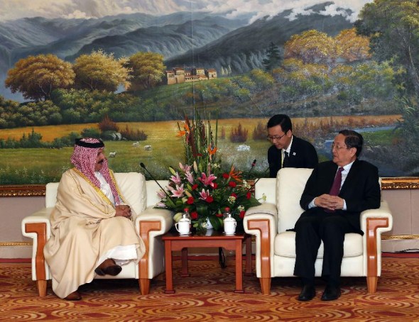 Yu Zhengsheng (R), chairman of the National Committee of the Chinese People's Political Consultative Conference, meets with King of Bahrain Sheikh Hamad bin Isa Al-khalifa on the sidelines of a China-Arab State Expo in Yinchuan, capital of northwest China's Ningxia Hui Autonomous Region, Sept. 15, 2013. (Xinhua/Liu Weibing)
