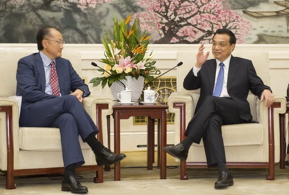 Chinese Premier Li Keqiang (R) talks with World Bank Group President Jim Yong Kim in Beijing on Monday.[Photo/Xinhua]