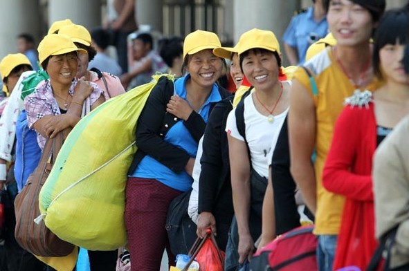 Cotton pickers line up on Sept 1 to board a special train that will carry them from Xuchang, Henan province, to two-month jobs in Kuytun, the Xinjiang Uygur autonomous region. NIU SHUPEI/FOR CHINA DAILY